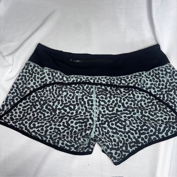 Lululemon Tracker Shorts Black Mint Green Leopard Spot Print Womens Size 10 - Picture 2 of 5